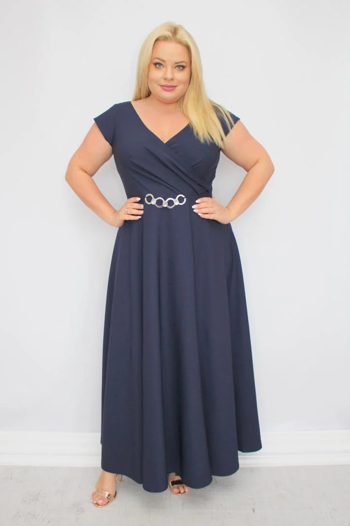 Sukienka wieczorowa Camilia – rozkloszowany krój, kopertowy dekolt, szykowna klamra. Zobacz film, który pokazuje, jak pięknie się układa! GRANATOWA