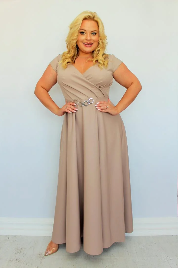 Sukienka wieczorowa Camilia – rozkloszowany krój, kopertowy dekolt, szykowna klamra. Zobacz film, który pokazuje, jak pięknie się układa! NUDE